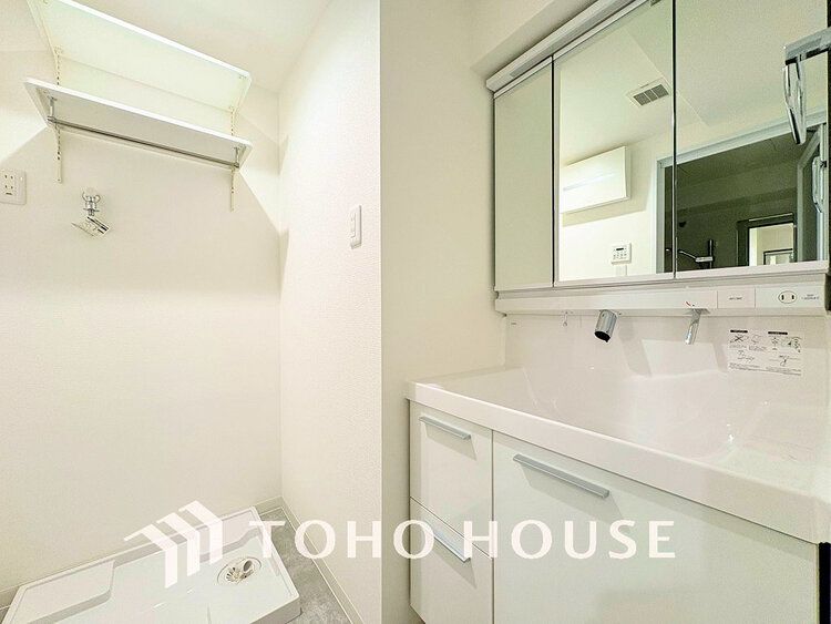 洗面 白を基調とした清潔感のある洗面室で朝の身支度を