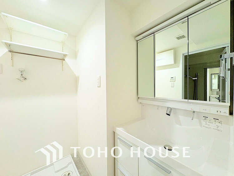 洗面 落ち着きのある色合いでまとめられた洗面室