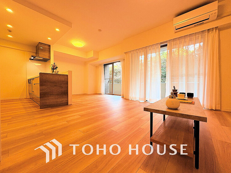 内装 広がりのある住空間、家族が集まるリビング・ダイニング