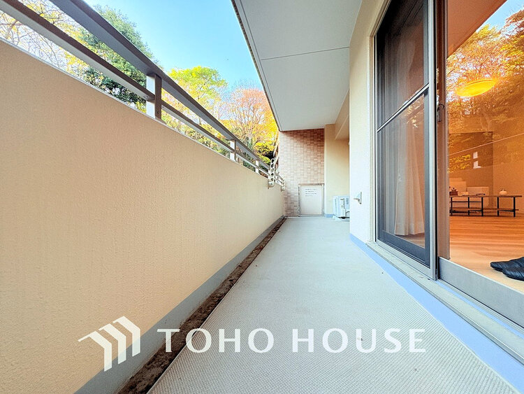 バルコニー 日当たりの良いバルコニーで晴れの日の洗濯物も楽しみになりますね