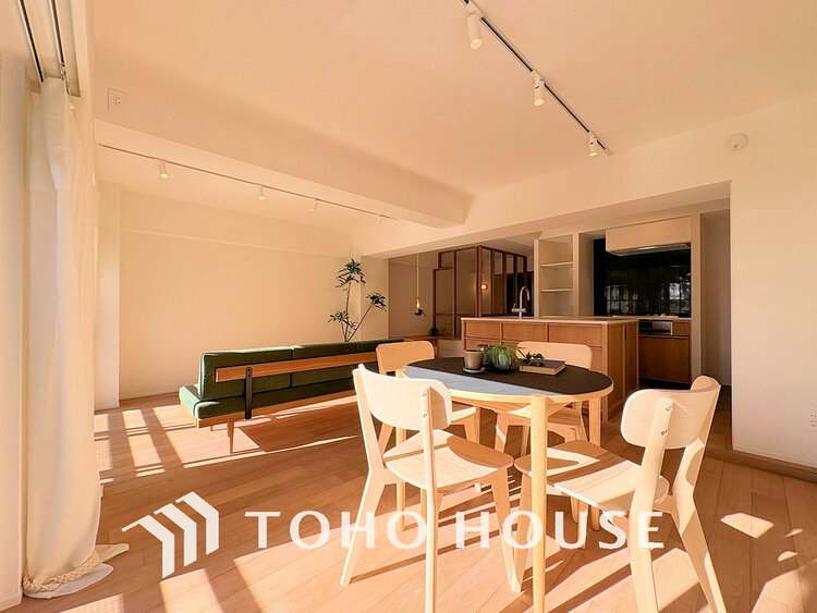 内装 広がりのある住空間、家族が集まるリビング・ダイニング