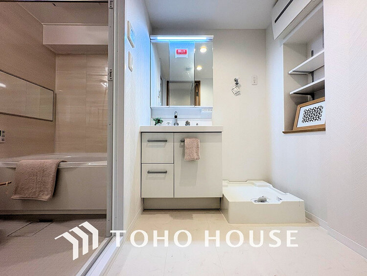 洗面 白を基調とした清潔感のある洗面室で朝の身支度を