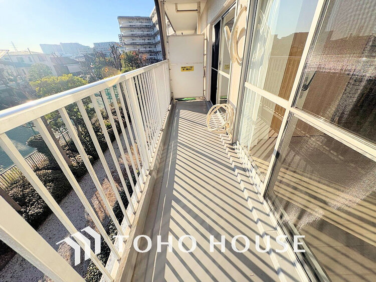 バルコニー 日当たりの良いバルコニーで晴れの日の洗濯物も楽しみになりますね