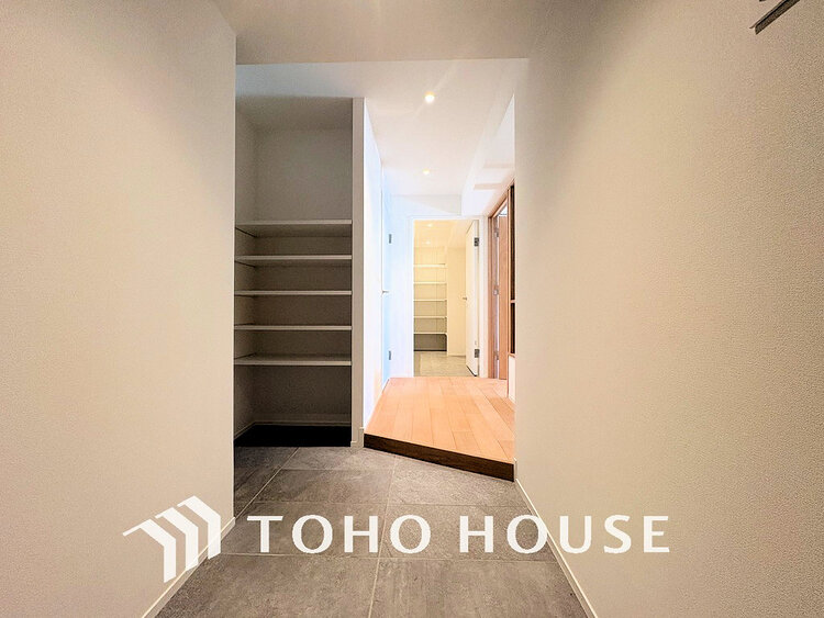 玄関 落ち着いた雰囲気の玄関、家族の帰りを暖かく迎えてくれます