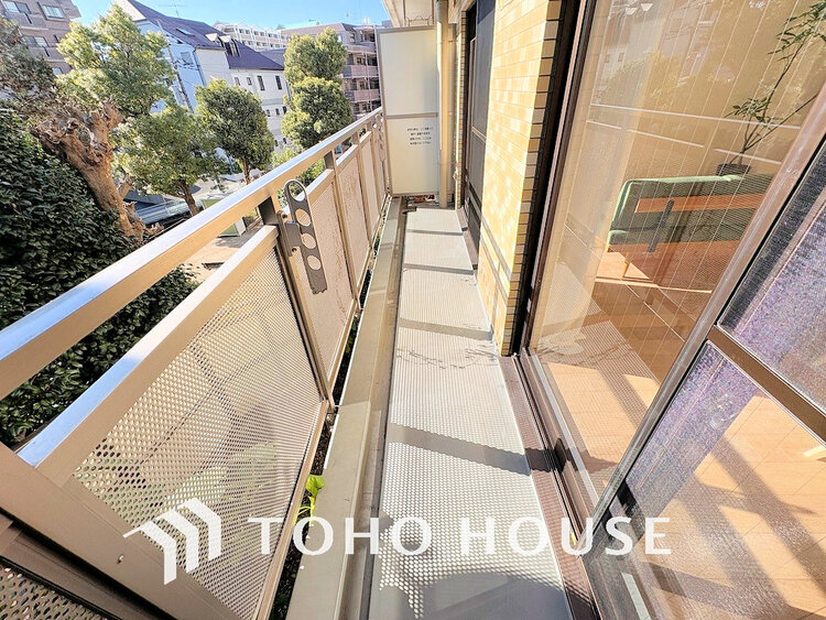 バルコニー 日当たりの良いバルコニーで晴れの日の洗濯物も楽しみになりますね