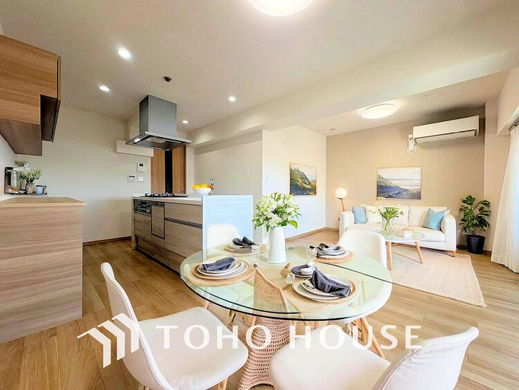 内装 広がりのある住空間、家族が集まるリビング・ダイニング(家具は全てCGです)