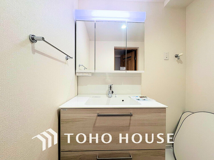 洗面 白を基調とした清潔感のある洗面室で朝の身支度を