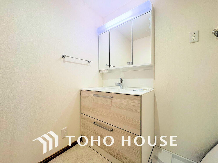 洗面 落ち着きのある色合いでまとめられた洗面室