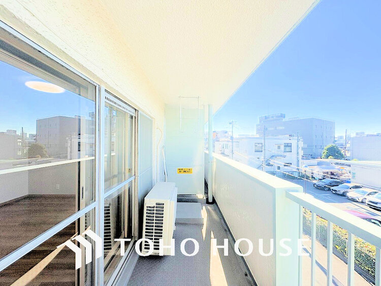 バルコニー 日当たりの良いバルコニーで晴れの日の洗濯物も楽しみになりますね