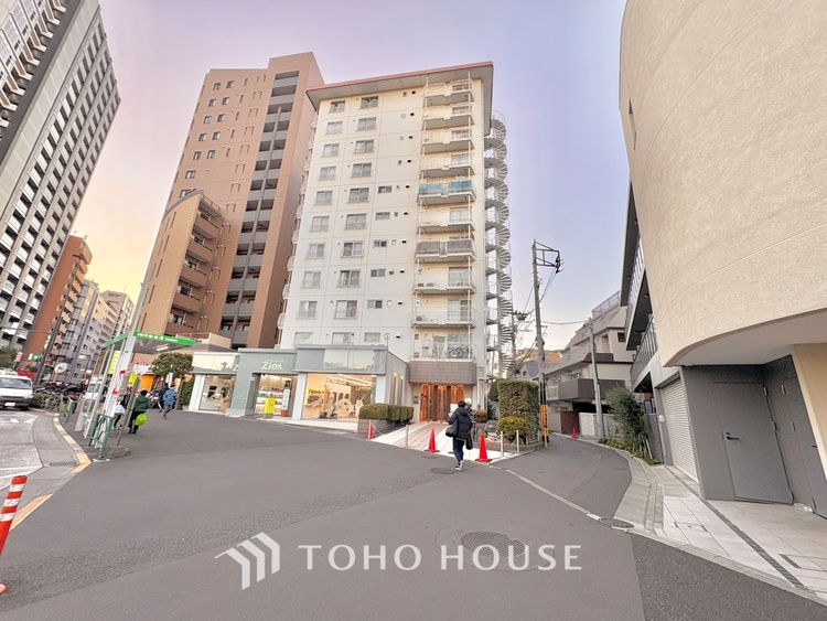 外観 ほんの少しのこだわり。ちょっとした色使いがその家がもつ雰囲気、趣（おもむき）を携え、暮らす家族や訪ねてくる友人・知人に新鮮な香りを運んできます。