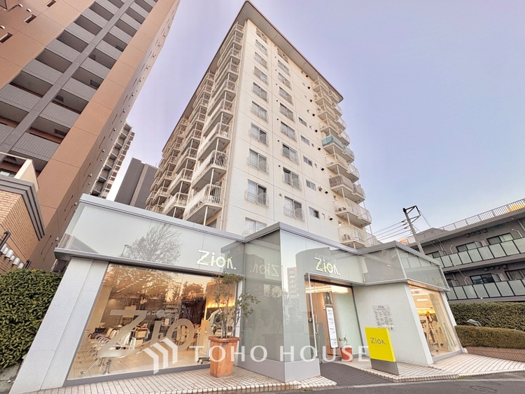 外観 ほんの少しのこだわり。ちょっとした色使いがその家がもつ雰囲気、趣（おもむき）を携え、暮らす家族や訪ねてくる友人・知人に新鮮な香りを運んできます。