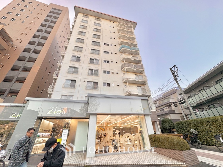 外観 ほんの少しのこだわり。ちょっとした色使いがその家がもつ雰囲気、趣（おもむき）を携え、暮らす家族や訪ねてくる友人・知人に新鮮な香りを運んできます。