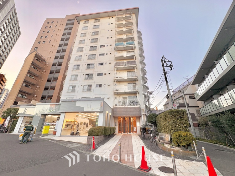 外観 ほんの少しのこだわり。ちょっとした色使いがその家がもつ雰囲気、趣（おもむき）を携え、暮らす家族や訪ねてくる友人・知人に新鮮な香りを運んできます。