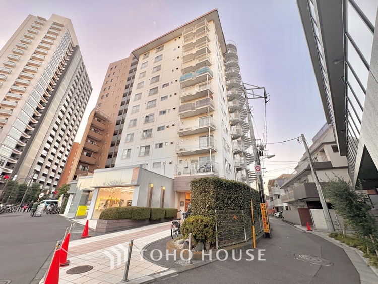 外観 ほんの少しのこだわり。ちょっとした色使いがその家がもつ雰囲気、趣（おもむき）を携え、暮らす家族や訪ねてくる友人・知人に新鮮な香りを運んできます。