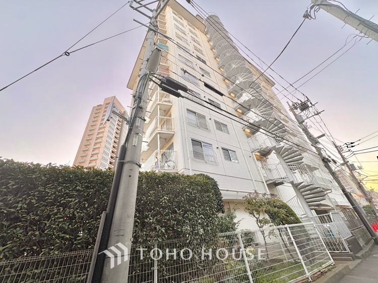 外観 ほんの少しのこだわり。ちょっとした色使いがその家がもつ雰囲気、趣（おもむき）を携え、暮らす家族や訪ねてくる友人・知人に新鮮な香りを運んできます。