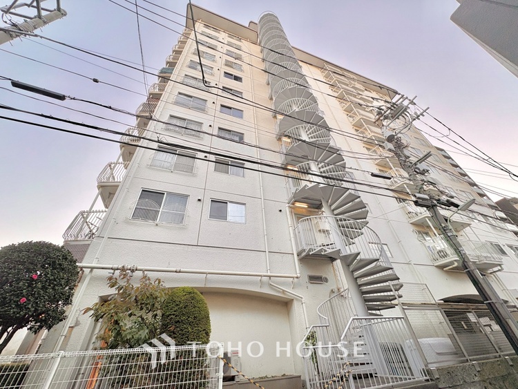 外観 ほんの少しのこだわり。ちょっとした色使いがその家がもつ雰囲気、趣（おもむき）を携え、暮らす家族や訪ねてくる友人・知人に新鮮な香りを運んできます。