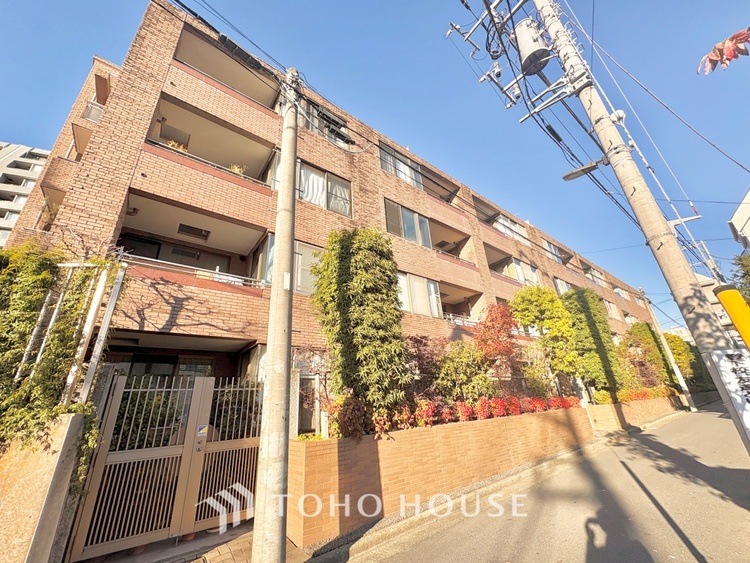 外観 ほんの少しのこだわり。ちょっとした色使いがその家がもつ雰囲気、趣（おもむき）を携え、暮らす家族や訪ねてくる友人・知人に新鮮な香りを運んできます。