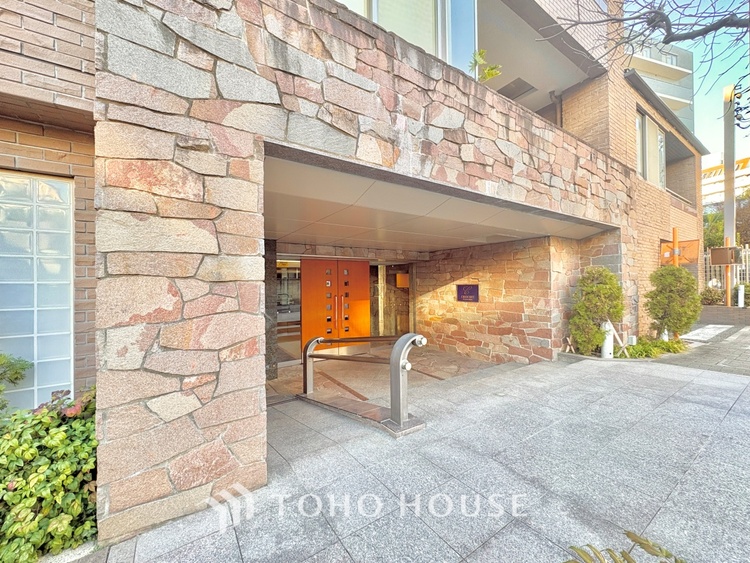 外観 ほんの少しのこだわり。ちょっとした色使いがその家がもつ雰囲気、趣（おもむき）を携え、暮らす家族や訪ねてくる友人・知人に新鮮な香りを運んできます。