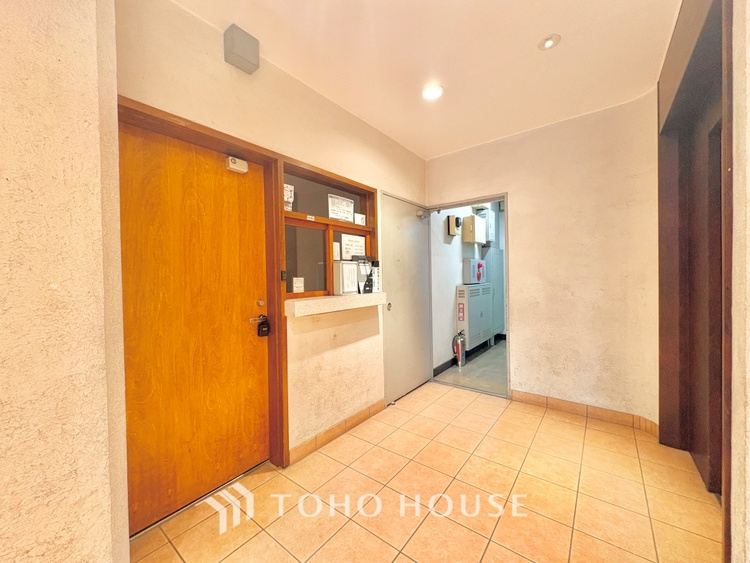 エントランス ほんの少しのこだわり。ちょっとした色使いがその家がもつ雰囲気、趣（おもむき）を携え、暮らす家族や訪ねてくる友人・知人に新鮮な香りを運んできます。