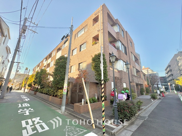 外観 ほんの少しのこだわり。ちょっとした色使いがその家がもつ雰囲気、趣（おもむき）を携え、暮らす家族や訪ねてくる友人・知人に新鮮な香りを運んできます。