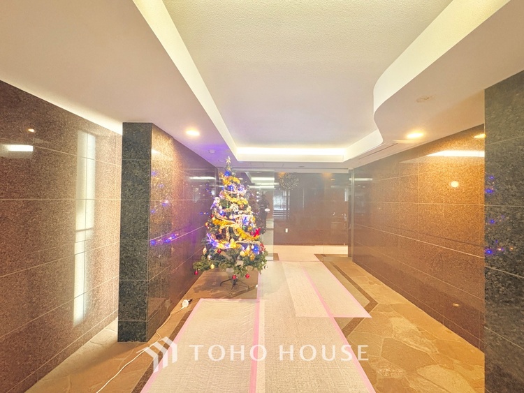 エントランス ほんの少しのこだわり。ちょっとした色使いがその家がもつ雰囲気、趣（おもむき）を携え、暮らす家族や訪ねてくる友人・知人に新鮮な香りを運んできます。