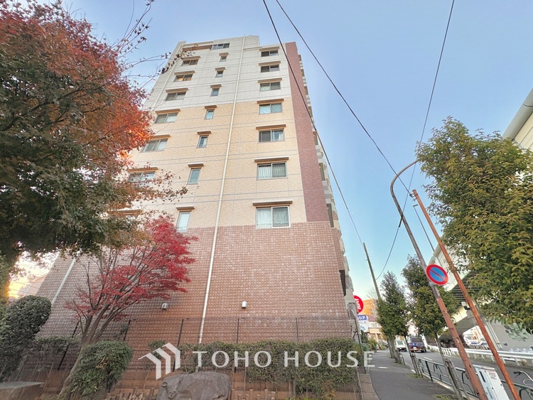 外観 ほんの少しのこだわり。ちょっとした色使いがその家がもつ雰囲気、趣（おもむき）を携え、暮らす家族や訪ねてくる友人・知人に新鮮な香りを運んできます。