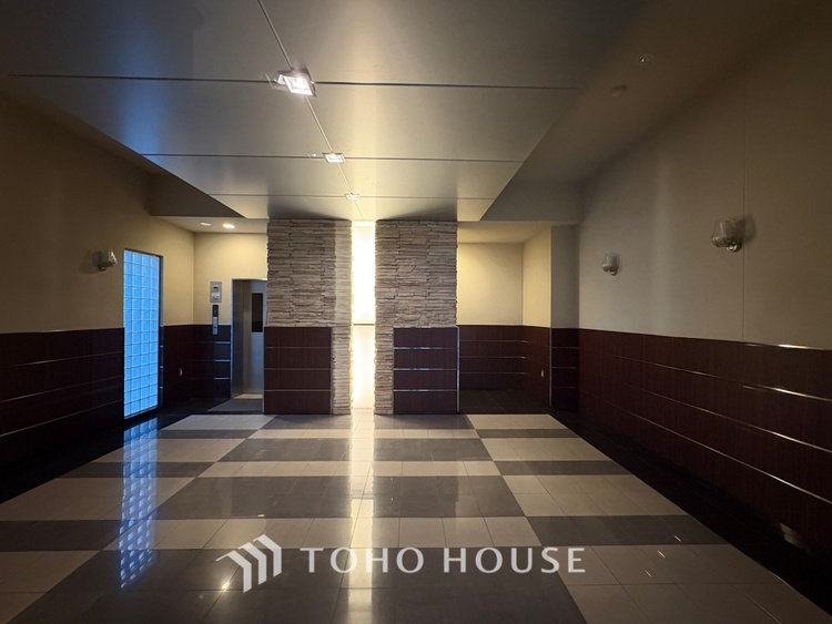 エントランス ほんの少しのこだわり。ちょっとした色使いがその家がもつ雰囲気、趣（おもむき）を携え、暮らす家族や訪ねてくる友人・知人に新鮮な香りを運んできます。