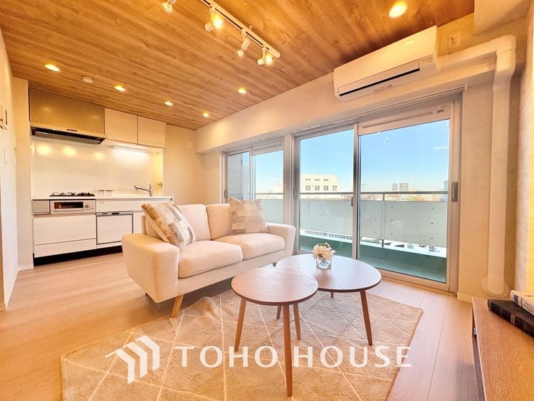 内装 ここにはみんなが集い、食事と楽しい会話が始まる。話に夢中になりすぎて、ついつい時を忘れ夜半過ぎになってしまう。そんな束の間の幸せを感じさせてくれる場所でありたい。