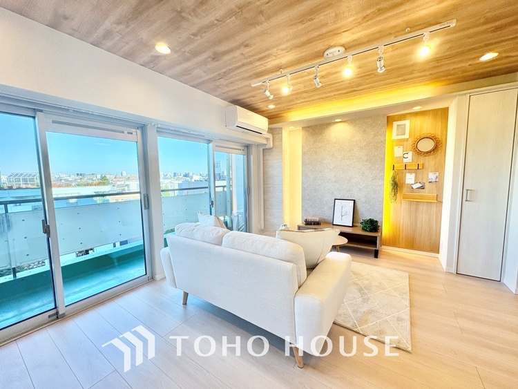 内装 ここにはみんなが集い、食事と楽しい会話が始まる。話に夢中になりすぎて、ついつい時を忘れ夜半過ぎになってしまう。そんな束の間の幸せを感じさせてくれる場所でありたい。