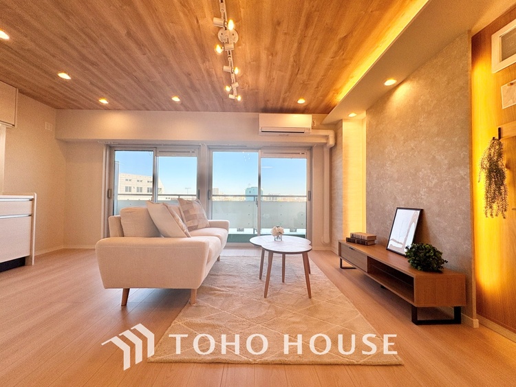 内装 大きなリビングは、高級感漂う設えとゆとりある広さで安心をもたらす特別な場所。暮らしの中心にふさわしい空間です。