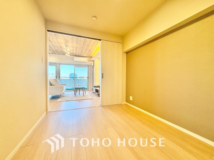 内装 堂々とした広さを誇るリビングは、優雅な開放感と安心感を兼ね備えた上質な空間。ご家族の時間を一層贅沢に演出します。