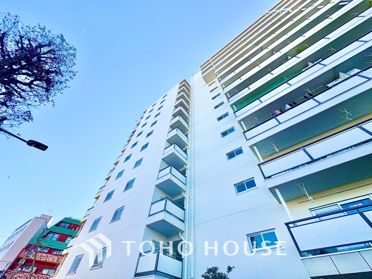 外観 堂々とした広さを誇るリビングは、優雅な開放感と安心感を兼ね備えた上質な空間。ご家族の時間を一層贅沢に演出します。