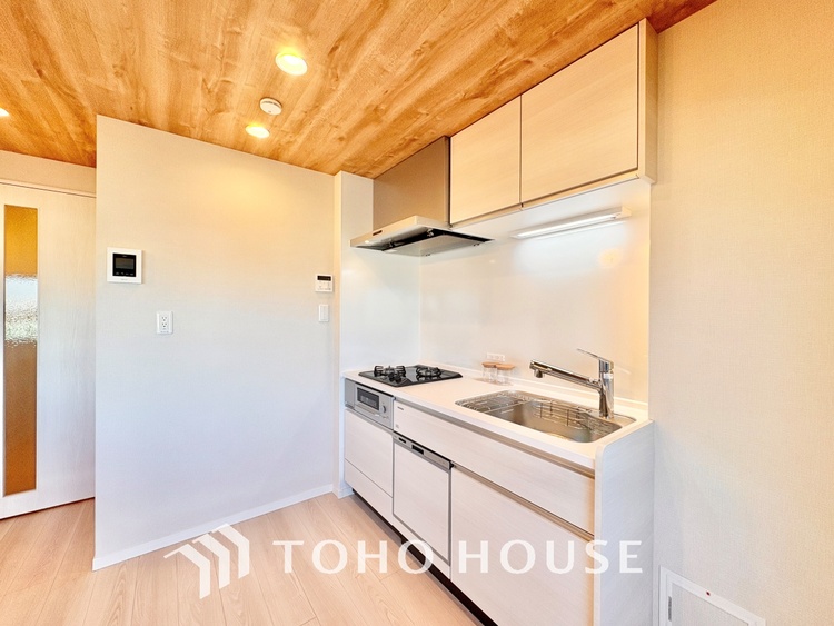 キッチン 上質な素材に囲まれたキッチンは、穏やかな時間が流れる特別な空間。洗練された料理が生まれる場所です。