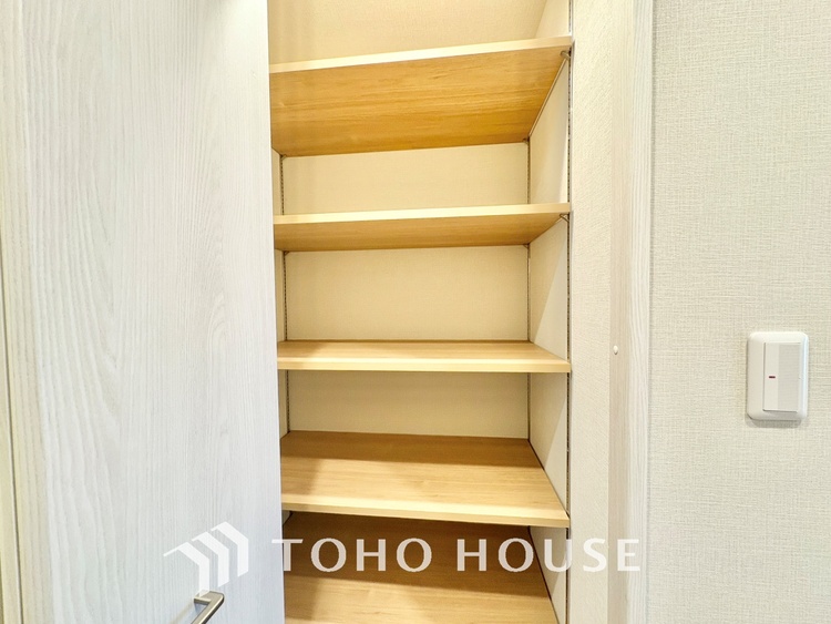 収納 無駄を削ぎ落としたミニマルなデザインが、空間に静謐な美しさをもたらします。研ぎ澄まされた感性を満たす場所です。