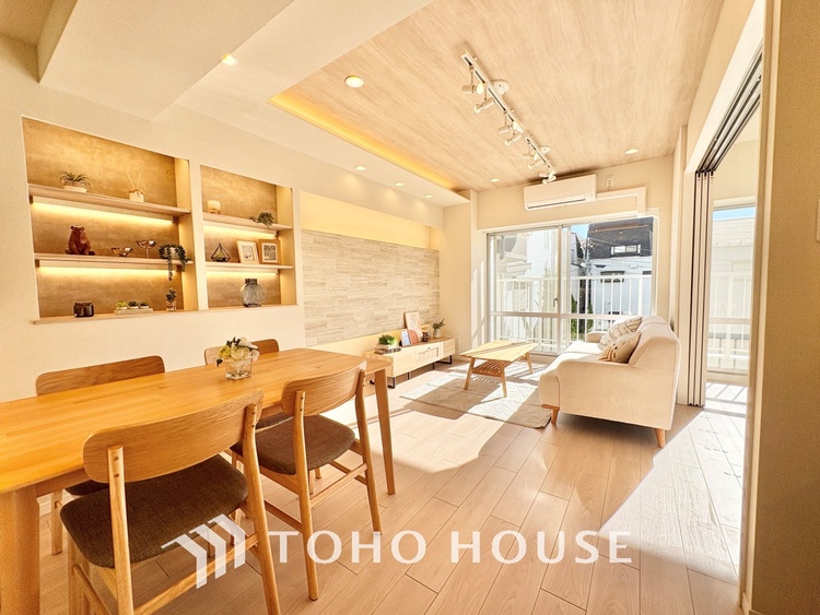 内装 ここにはみんなが集い、食事と楽しい会話が始まる。話に夢中になりすぎて、ついつい時を忘れ夜半過ぎになってしまう。そんな束の間の幸せを感じさせてくれる場所でありたい。