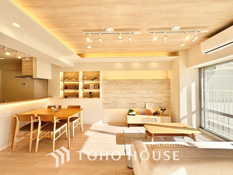 内装 ここにはみんなが集い、食事と楽しい会話が始まる。話に夢中になりすぎて、ついつい時を忘れ夜半過ぎになってしまう。そんな束の間の幸せを感じさせてくれる場所でありたい。