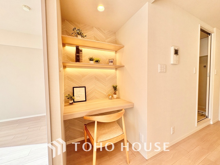 内装 大きなリビングは、高級感漂う設えとゆとりある広さで安心をもたらす特別な場所。暮らしの中心にふさわしい空間です。