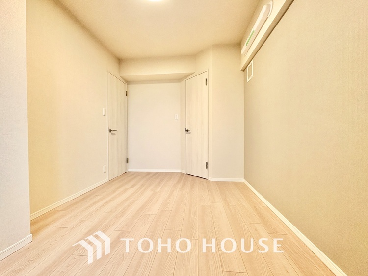 内装 堂々とした広さを誇るリビングは、優雅な開放感と安心感を兼ね備えた上質な空間。ご家族の時間を一層贅沢に演出します。