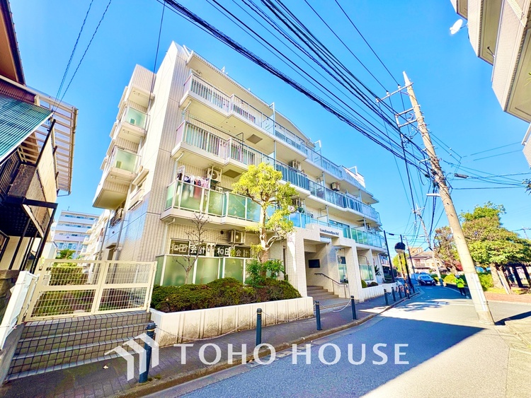 外観 堂々とした広さを誇るリビングは、優雅な開放感と安心感を兼ね備えた上質な空間。ご家族の時間を一層贅沢に演出します。