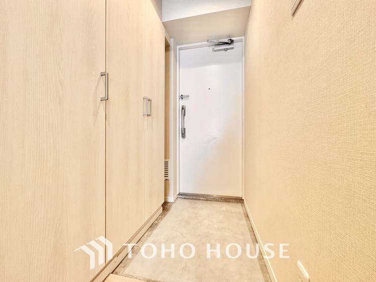 外観 明るく大きなリビングは、家族の安心と快適を育む空間。のびやかな広さが毎日の暮らしをより豊かに彩ります。