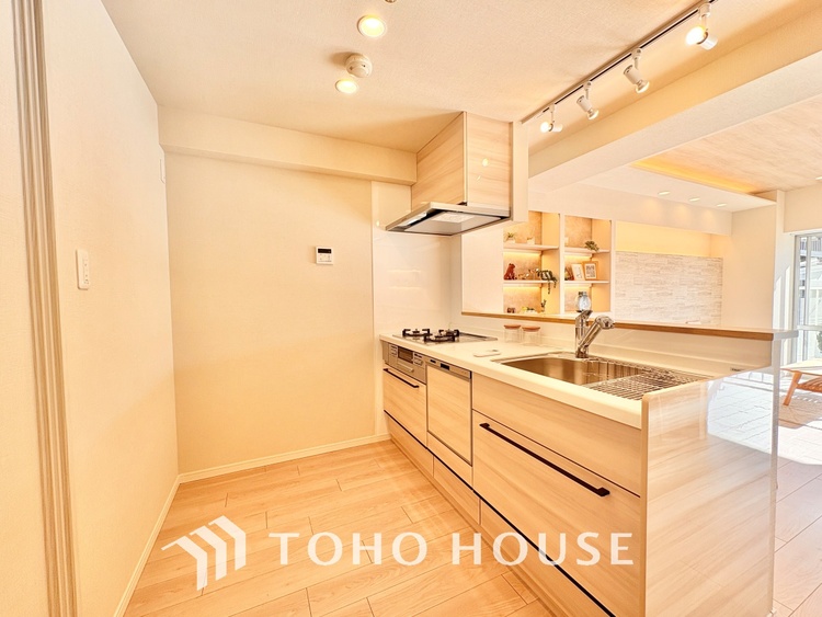 キッチン 上質な素材に囲まれたキッチンは、穏やかな時間が流れる特別な空間。洗練された料理が生まれる場所です。