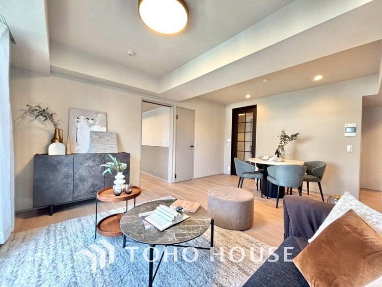 内装 忙しい朝でも、しっかり家族が揃って食事をして頂けるゆとりある大きさのダイニングスペース。