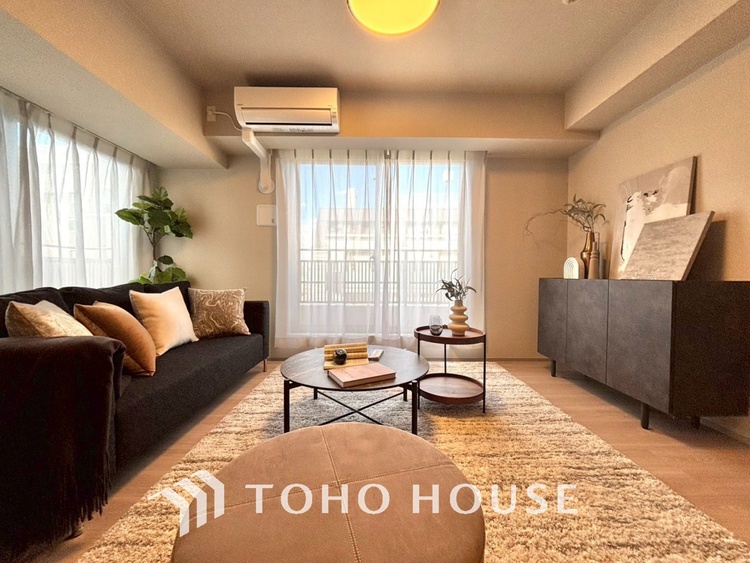 内装 叶えたかったのは落ち着きのあるナチュラルな風合い、そして開放感があるリビング。優雅な気分に浸れる幸せな時間を家族が自然と集まりたくなるこの空間で。