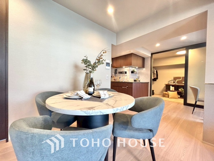 内装 ◆サンサンと◆差し込む太陽の光がこのリビングに笑いをもたらす。ソファの上のクッションがポカポカした暖気にぬくぬくと微睡んでいる。