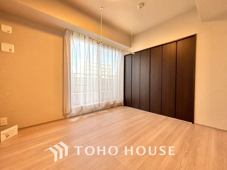 内装 使いやすく、明るい洋室に仕上がります。子供部屋や趣味のお部屋にご利用できます。ご自身で家具などを配置し、素敵な空間を創り上げられます。