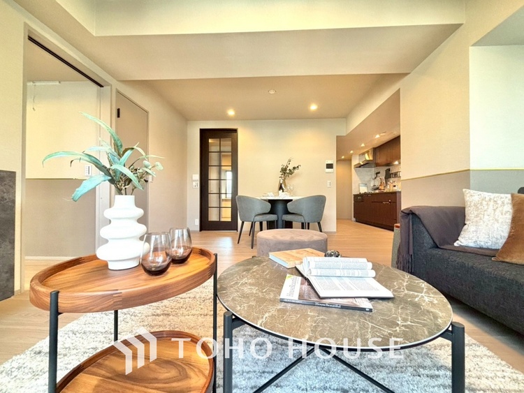 内装 ここはみんなが集い、食事と楽しい会話が始まる場所。話に夢中になりすぎて、ついつい時を忘れ、夜半過ぎになってしまう。そんな束の間の幸せを感じさせてくれます。