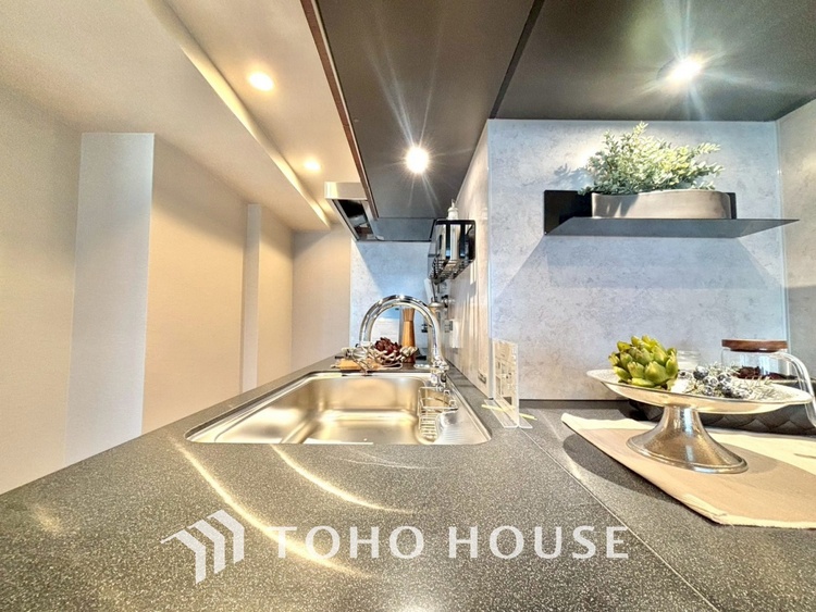 キッチン 手元の収納から、足元の収納までが全てスライド式で、奥のスペースまで有効に活用できます。奥まで上から見渡せるので、たまにしか使わない調理器具もサッと取出せます。