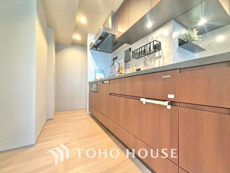 キッチン ◆愛育◆キッチンは家族の絆を育む大切な空間。シンプルで使い易いSystemKitchenで愉しく作る料理は愛情のある美味しいご馳走に。家族で使える広々としたダイニングキッチンです。