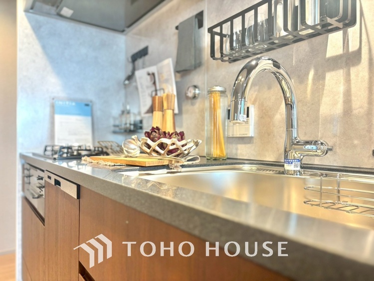 キッチン キッチンは家族の絆を育む大切な空間。シンプルで使い易いシステムキッチンで愉しく作る料理は愛情のある美味しいご馳走に。家族で使えるダイニングキッチンです。