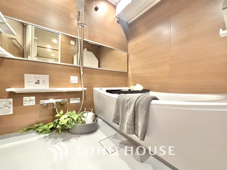 風呂 【浴室】《一日の疲れを落としてくれる場所は、落ち着く場所でなければならない》　高級感溢れるカラーと大きさ・柔らかな曲線で構成された半身浴も楽しめるバスタブが心地よさをもたらします。